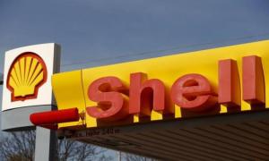 Shell's company logo is pictured at a gas station in Zurich April 8, 2015. REUTERS/Arnd Wiegmann