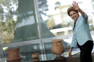 Brazil's President Dilma Rousseff waves during a meeting with governors at Alvorada Palace in Brasilia, July 30, 2015. REUTERS/Ueslei Marcelino