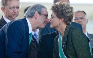 BRASILIA, DF, BRASIL, 16-04-2015, 10h00: Presidente Dilma Rousseff, na foto cumprimentando o presidente da câmara dos deputados dep. Eduardo Cunha (PMDB-RJ), participa, ao lado do ministro da defesa Jaques Wagner e do comandante do exército, general Eduardo Villas Bôas, de cerimônia comemorativa do dia do exército, no quartel general do exército, em Brasília. (Foto: Pedro Ladeira/Folhapress, PODER)